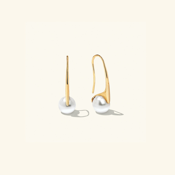 Drip Pearl Earrings Gold in der Gruppe Shop / Ohrringe bei ANI (ANI-0523-011)